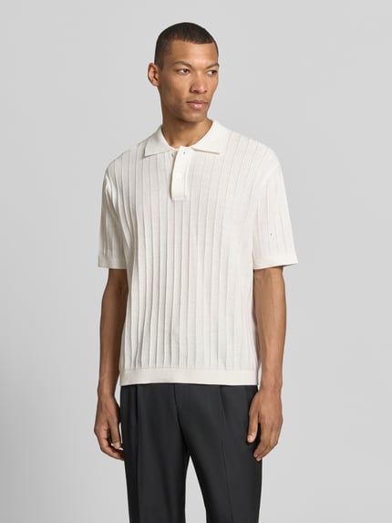 Männermodel trägt Regular Fit Poloshirt aus Baumwoll-Strick Modell 'DANE' von SELECTED HOMME, Optik: Unifarben, Struktur, Ganzkörperansicht von vorne.