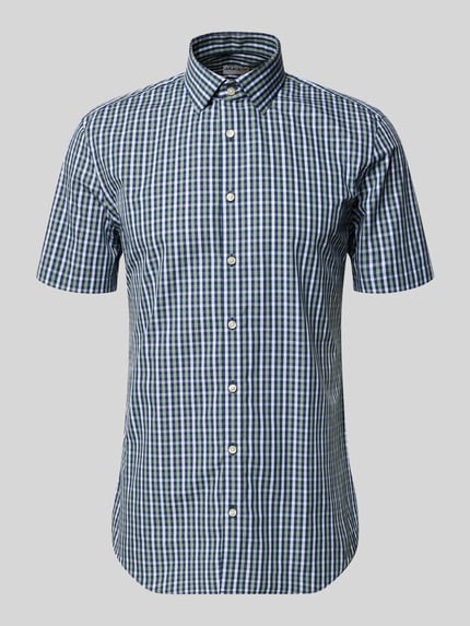 Produktfoto, Slim Fit Business-Hemd aus Baumwolle mit Kentkragen von Jake*s, blau-weiß kariert, Knopfleiste, Halbarm, glatte Textur.