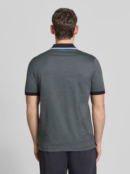 Mężczyzna nosi Regular Fit Poloshirt mit Polokragen und kurzer Knopfleiste von bugatti z bawełny, detal z logo, długość tyłu 70 cm, Ganzkörperansicht Rückansicht.