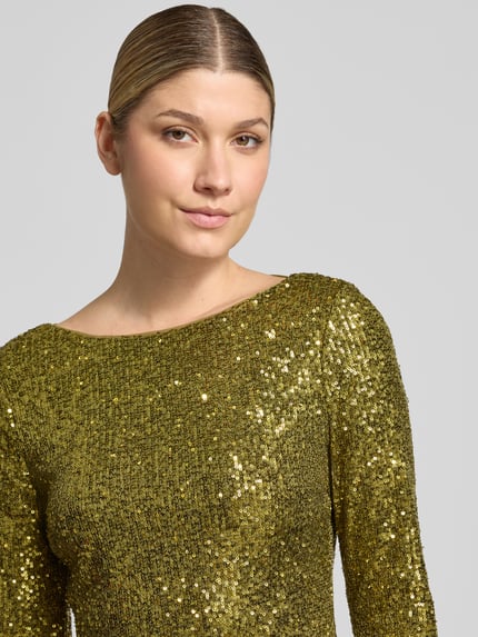 Frauenmodel trägt Paillettenkleid mit Trompetenärmeln von JAKE*S COCKTAIL in glänzendem Gold mit Strukturmuster, Nahaufnahme Oberkörper.