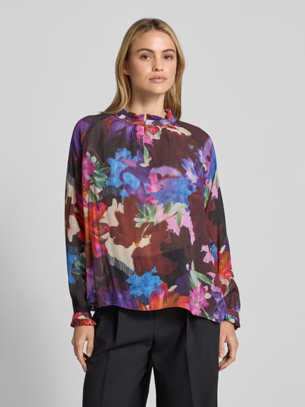 Vrouwenmodel draagt Regular Fit Bluse aus Viskose-Mix mit Stehkragen van Milano Italy met All-over look, ruglengte 60 cm, mouwlengte 50 cm, Ganzkörperansicht van voren.