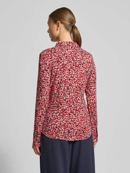 Frauenmodel trägt Regular Fit Langarmshirt aus Viskose-Mix von Marc O'Polo, Optik:Allover-Muster, floral, Hochgeschlossen, Ein-Knopf-Verschluss, Langarm, Jersey, Material: Viskose-Mix, Ganzkörperansicht Rückansicht.