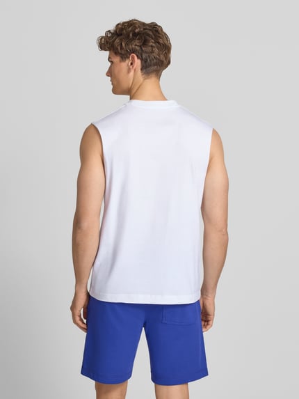Männermodel trägt T-Shirt mit Stitching von Jack & Jones in Weiß aus Reine Baumwolle, Relaxed-Fit, Rundhalsausschnitt, Rückenlänge 69 cm, Ganzkörperansicht Rückansicht.