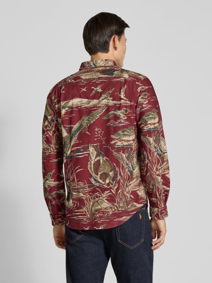 Männermodel trägt Freizeithemd mit Sateen-Finish von Polo Ralph Lauren, mehrfarbiges Allover-Blattform-Motiv auf Webware aus reiner Baumwolle, Ganzkörperansicht Rückansicht.