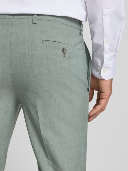 Männermodel trägt Regular Fit Anzughose mit Bügelfalten von HECHTER PARIS in hellem Graugrün, Material-Mix, Detailaufnahme Rückansicht.