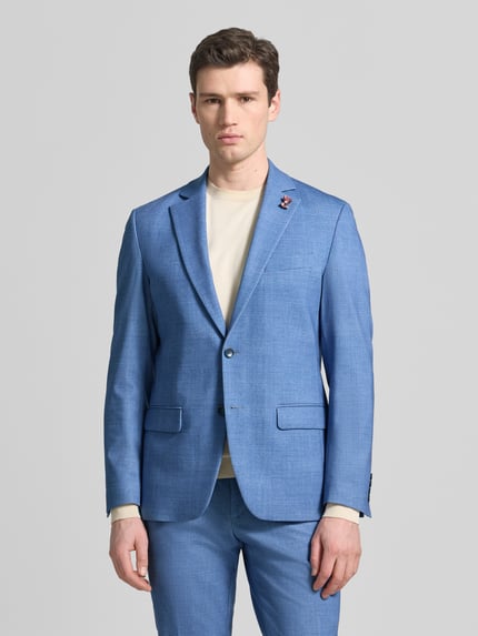 Männermodel trägt Slim Fit Anzug mit 2-Knopf-Sakko von Wilvorst in Hellblau, Material-Mix, Reverskragen, Ganzkörperansicht von vorne.