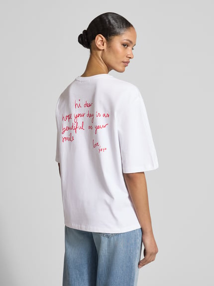 Vrouwenmodel draagt Relaxed Fit T-shirt met motiefstitching van comma, mix van katoen en elastaan, witte stof, halflange mouwen, ruglengte 62 cm, rugaanzicht.