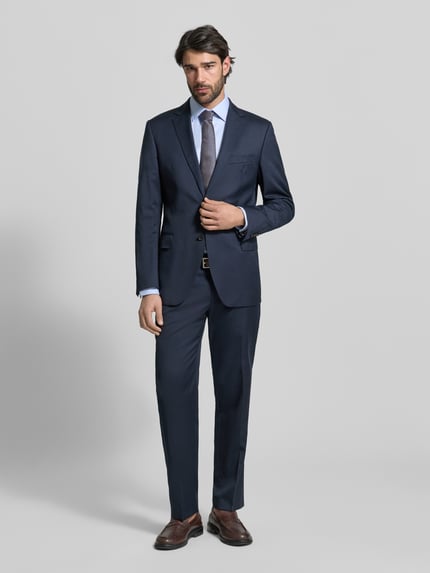 Männermodel trägt Anzughose mit Bügelfalten Modell 'Bene' van windsor., effen design, rechte fit, katoen-elastaan, voorkant volledig lichaam.