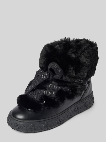Produktfoto, schwarze Schnürschuhe mit Logo-Detail Modell 'Uneek' von Guess mit Kunstfellbesatz, profilierter Sohle und abgerundeter Passform