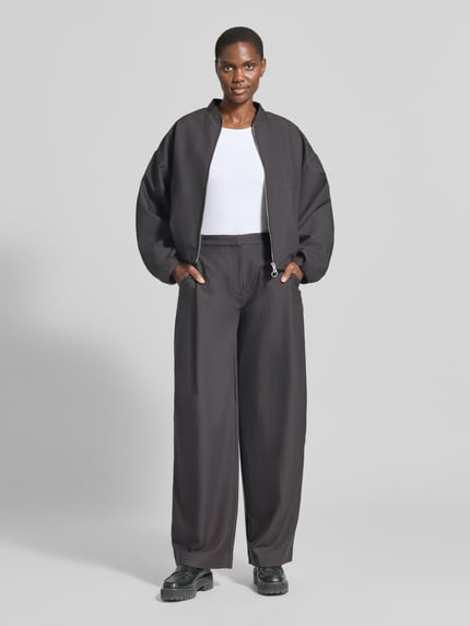 Vrouwenmodel draagt shirt met lange mouwen uit mix van katoen en elastaan van ZABAIONE, getailleerd model, ronde hals, ruglengte maat S 57 cm, full-body vooraanzicht.
