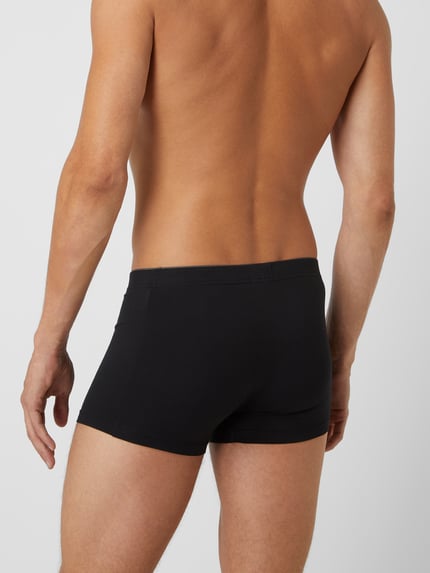 Männermodel trägt Boxershorts mit elastischem Bund von Hanro, Schwarz, Baumwoll-Elasthan-Mix, Körpernaher Schnitt, Ganzkörperansicht Rückansicht.