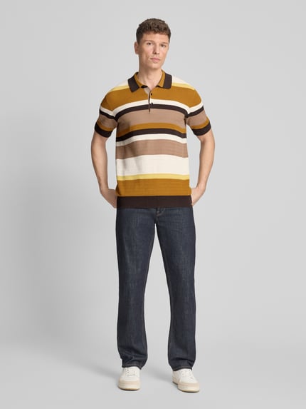 Männermodel trägt Regular Fit Poloshirt mit Knopfleiste von Scotch & Soda, Reine Baumwolle, Strukturmuster, Allover-Look, Ganzkörperansicht von vorne.