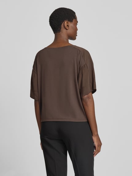 Vrouwenmodel draagt Blusenshirt aus Modal-Mix Model 'Seira' van OPUS, regular fit, ronde hals, bruin, modalmix, ruglengte 48 cm, mouwlengte 25 cm, Ganzkörperansicht Rückansicht
