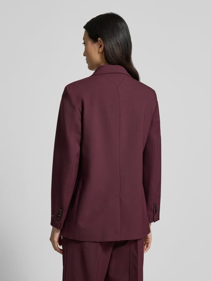 Männermodel trägt Relaxed Fit Kurzblazer aus Wollmix von Tommy Hilfiger, unifarben, 2-Knopf-Verschluss, Ganzkörperansicht Rückansicht