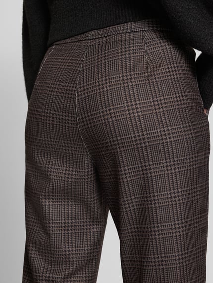 Frauenmodel trägt Hose im Allover-Look mit elastischem Bund und Tunnelzug von Christian Berg Woman, Material-Mix mit Viskose-Anteil, Detailaufnahme