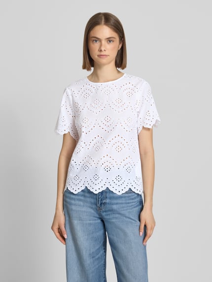 Frauenmodel trägt Regular Fit Blusenshirt aus reiner Baumwolle Modell 'VILDE' von Pieces, unifarben, Popeline, Ganzkörperansicht von vorne.