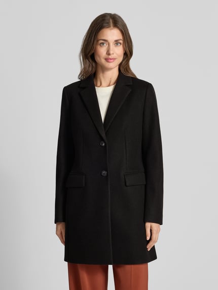 Frauenmodel trägt Regular Fit Mantel mit 2-Knopfleiste von Christian Berg Woman Selection in Schwarz mit Reverskragen und Pattentaschen, Ganzkörperansicht von vorne.