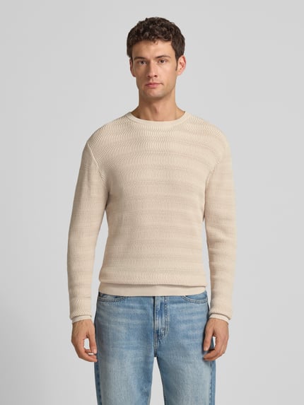 Männermodel trägt Regular Fit Strickpullover mit Rundhalsausschnitt von Antony Morato, reine Baumwolle, Strukturmuster, hellbeige, Ganzkörperansicht von vorne.