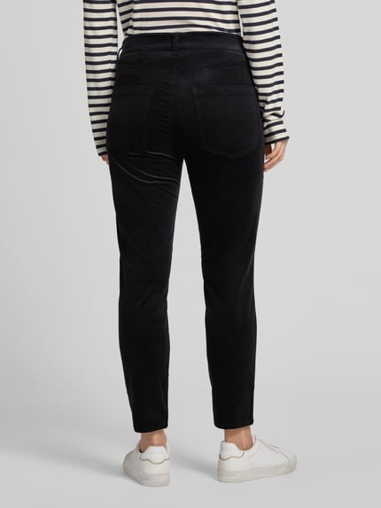 Frauenmodel trägt Boyfriend Fit Cordhose aus Baumwoll-Mix von Marc O'Polo in Schwarz, Hose mit samtiger Textur, Ganzkörperansicht Rückansicht. Damen Cordhose von Marc O'Polo.