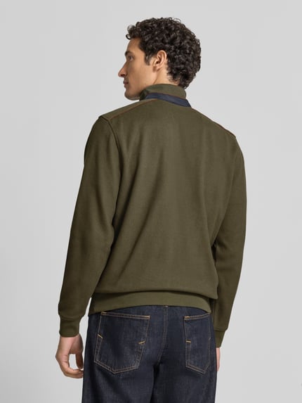 Männermodel trägt Sweatshirt mit Stehkragen und Reißverschluss von bugatti in Olivgrün, Baumwoll-Mix, Regular Fit, Ganzkörperansicht Rückansicht.