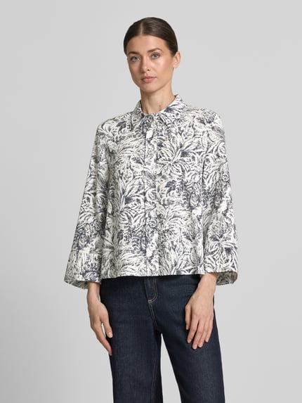 Vrouwenmodel draagt Regular Fit Langarmbluse aus Lyocell im Allover-Look van Windsor in wit met blauwe print, recht model, hemdkraag en lange mouwen, doorknoopsluiting, ruglengte 60 cm, borstwijdte 47 cm, mouwlengte 52 cm, geheelvooraanzicht.