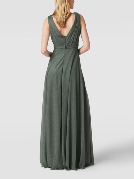 Vrouwenmodel draagt Regular Fit Abendkleid mit Glitzer-Mesh van TROYDEN COLLECTION in olijfgroen, mouwloos, glitterend mesh, taillering, plooi-effect, ruglengte 37 cm bij maat 36, borstwijdte 136 cm, volledige rugaanzicht.