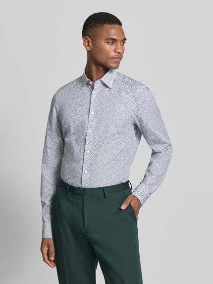 Männermodel trägt Slim Fit Business-Hemd im Allover-Look mit Kentkragen von OLYMP Level Five, Reine Baumwolle, Ganzkörperansicht von vorne. Rückenlänge 70 cm, Schulterbreite 42 cm, Ärmellänge 67 cm bei Größe 40.