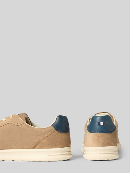 Productfoto, beige Sneaker uit gecoat leer model 'Powder' van bugatti, afgeronde vorm, gestructureerde zool, blauwe details, label- en logo-accenten, maat 44 hakhoogte 3 cm, schachthoogte 8 cm, schachtbreedte 10 cm