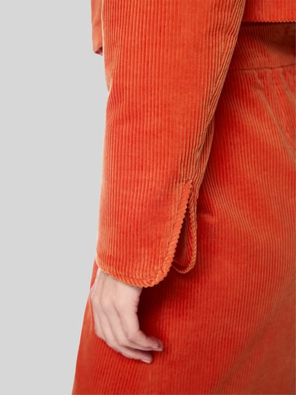 Vrouwenmodel draagt Regular Fit Blazer aus Cord mit Rundhalsausschnitt van Marc Cain, puur katoen, corduroy, regular fit, ronde hals, knoopsluiting, klepzakken, ruglengte bij maat 36: 49 cm, borstwijdte bij maat 36: 40 cm, mouwlengte bij maat 36: 64 cm, detailopname onderarm