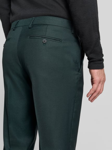 Männermodel trägt fein strukturierte Anzughose mit Bügelfalten von Christian Berg Men, dunkelgrün, Gesäßtaschen, Nahaufnahme Rückansicht.