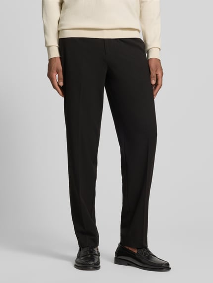 Männermodel trägt Slim Fit Stoffhose mit Viskose-Anteil von Lindbergh, elastischer Material-Mix, Bügelfalte, Eingrifftaschen, Nahaufnahme Unterkörper.