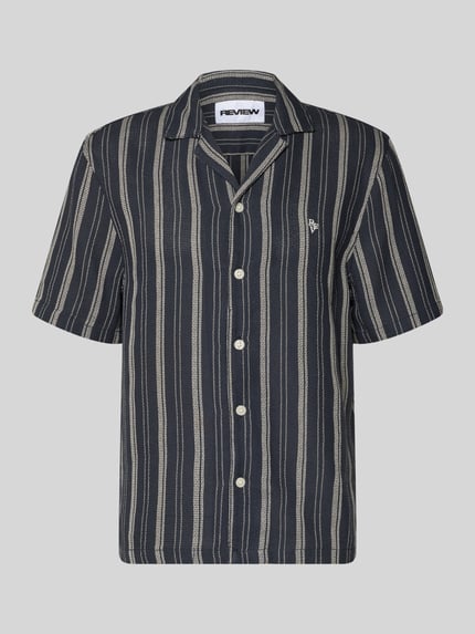 Produktfoto, Relaxed Fit Freizeithemd mit Logo-Stitching von REVIEW, ciemnoniebieskie i beżowe pionowe pasy, kołnierz z połami, listwa guzikowa, długość tyłu w rozmiarze M: 69 cm, szerokość ramion w rozmiarze M: 49 cm, długość rękawów w rozmiarze M: 27 cm, struktura materiału z widoczną fakturą