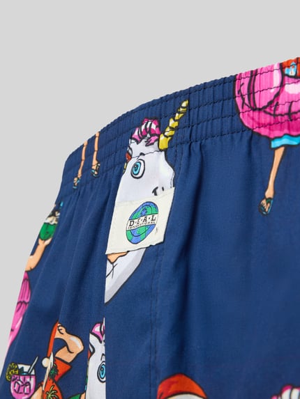 Männermodel trägt Boxershorts mit elastischem Bund von Deal, Blau mit buntem Einhorn-Print, Reine Baumwolle, Lockerer-Schnitt, Label-Detail, Nahaufnahme Oberkörper.