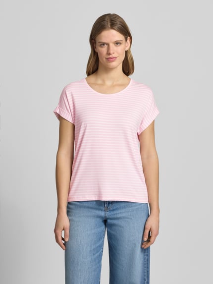 Vrouwenmodel draagt Regular Fit T-shirt uit viscosemix model 'MOSTER' van Only, effen look, tweekleurige look, gestreept motief, ronde hals, korte mouw met vaste omslag, jersey, lichtroze-wit, Ganzkörperaanzicht van voren