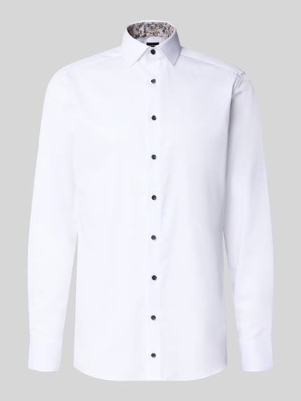 Produktfoto, weißes Modern Fit Businesshemd mit extra langem Arm von OLYMP für Herren, glatte Oberfläche, schwarze Knöpfe, neutraler Hintergrund