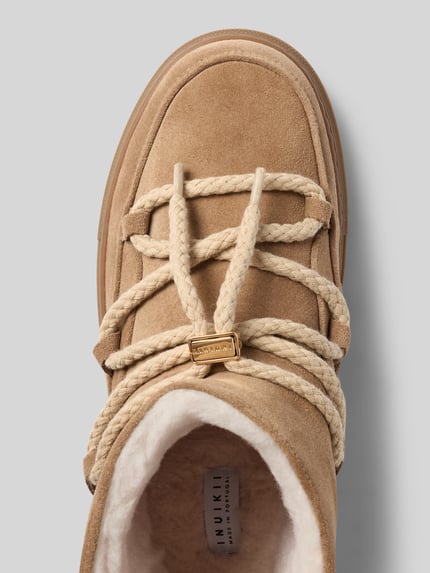 Produktfoto, Boots aus echtem Leder mit Logo-Detail von INUIKII, beiges Leder, abgerundete Passform, profilierte Sohle, Detailaufnahme, Damenmodell, Schafthöhe 11 cm, Schaftweite 11 cm, Absatzhöhe 3 cm
