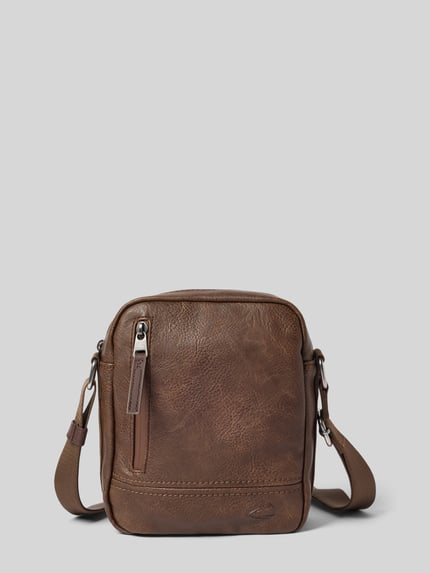 Produktfoto, Crossbody Bag in Leder-Optik Modell 'TRACES' van camel active, bruin, Hoofdvak met ritssluiting, verstelbare schouderband, Labelpatch, formaat 20x21x4 cm, bandlengte 83 cm
