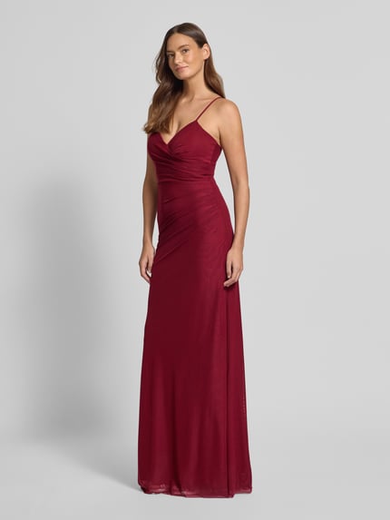 Frauenmodel trägt Abendkleid mit V-Ausschnitt und Raffungen von TROYDEN COLLECTION, Maxikleid in Bordeauxrot, figurbetont, Spaghettiträger, Rückseitiger Reißverschluss, Rückenlänge 138 cm, Brustweite 35 cm, Ganzkörperansicht von vorne.