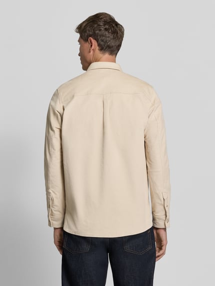 Männermodel trägt Regular Fit Hemdjacke mit Kentkragen Modell 'NOVEN' von DRYKORN, beige, Baumwoll-Elasthan-Mix, Ganzkörperansicht Rückansicht