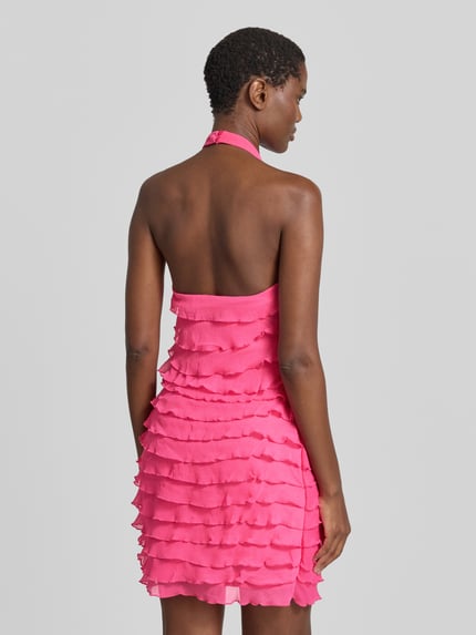 Vrouwenmodel draagt Neckholder-Cocktailkleid im Stufen-Look van Lipsy in felroze, rechte fit, minijurk, getrapte structuur, ruglengte 66 cm, borstwijdte 37 cm, volledige lichaamsopname achteraan.