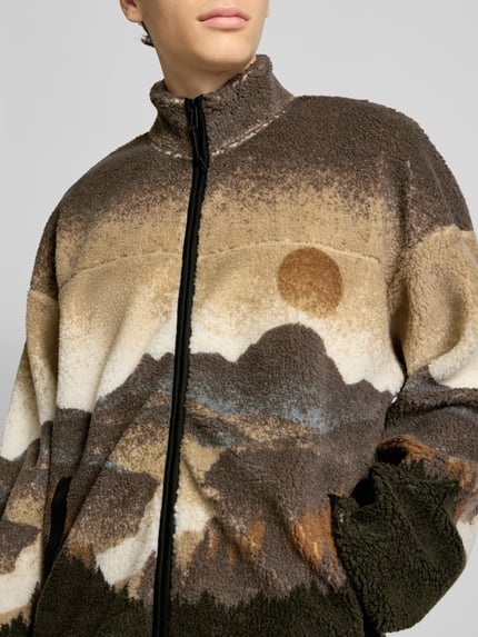 Männermodel trägt Loose Fit Webpelzjacke mit Allover-Muster Modell 'BLAZE' von Only & Sons in Teddyfell-Optik, Nahaufnahme Oberkörper.