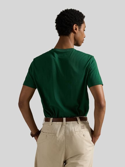 Männermodel trägt Regular Fit T-Shirt aus reiner Baumwolle von Polo Ralph Lauren in Uni-Grün, Rundhals, kurzarm, Ganzkörperansicht Rückansicht.