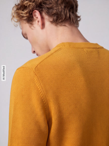Männermodel trägt Regular Fit Pullover aus reiner katoen model 'DANE' van Selected, Heren pullover, okergeel, textuur zichtbaar, Ganzkörperansicht Rückansicht, KI-modifiziertes Bild