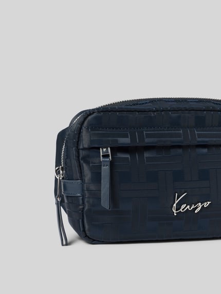 Productfoto, heren heuptasje met logo-applicatie van Kenzo in donkerblauw met geweven textuur, hoofdvak met ritssluiting rondom, verstelbare schouderband met kliksluiting, ritsvak en labelpatch aan de binnenkant, breedte 22 cm, lengte 14 cm, diepte 7 cm
