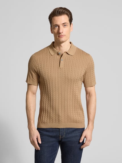 Męski model nosi Slim Fit Poloshirt in Strick-Optik od Christian Berg Men, beżowy, 100% bawełna, krój slim fit, krótki rękaw, widok całej sylwetki z przodu.