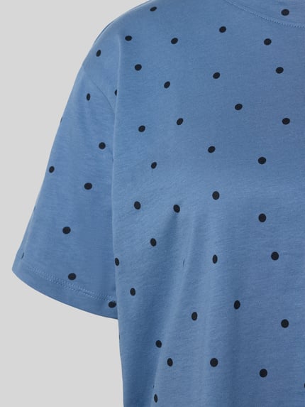 Frauenmodel trägt Regular Fit T-Shirt mit Rundhalsausschnitt von Jake*s Casual aus reiner Baumwolle, blau mit schwarzen Punkten, Nahaufnahme Oberkörper.