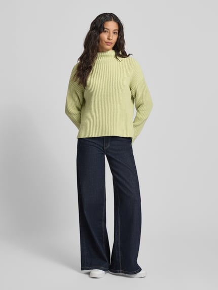 Vrouwenmodel draagt Regular Fit Col-Pullover uit katoenmix Model 'SELMA' van Selected Femme, effen gestructureerde look, grof tricot, lange mouw, geribde rompzoom en mouwboord, Ganzkörperansicht van voren.