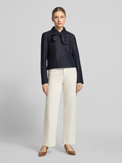 Frauenmodel trägt Blazer mit Schluppe und Brusttaschen von Christian Berg Woman Selection, Dunkelblau, Baumwoll-Mix, Ganzkörperansicht von vorne.