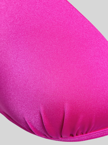 Produktfoto, Bikini-Oberteil mit Rüschenbesatz Modell 'Liora' von LASCANA in kräftigem Pink, elastischer Stoff mit feiner Struktur
