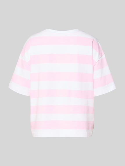 Vrouwenmodel draagt Pyjamabovendeel met motiefprint van Mey, materiaalmix met stretch, los model, geribde ronde hals, gestreept in roze en wit, rugaanzicht, Ganzkörperansicht Rückansicht.